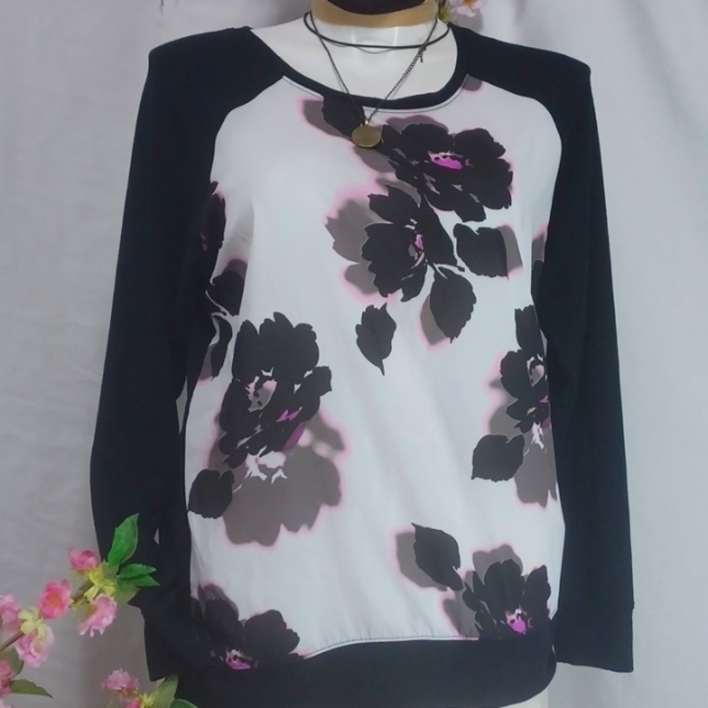 Lane Bryant top size 14/16 IN A BEAUTIFUL BLACK AND WHITE FLORAL
